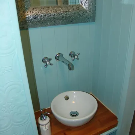 Osborne House Bed and Breakfast 4*